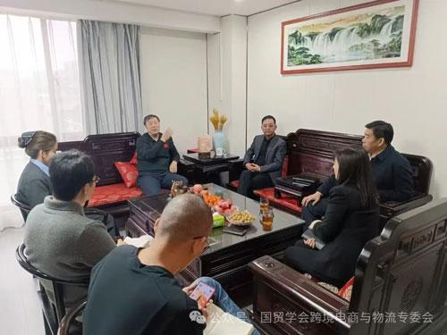 跨境電商與物流專(zhuān)業(yè)委員會(huì)負(fù)責(zé)人高翔與河南路通國(guó)際經(jīng)貿(mào)集團(tuán)李鋼偉董事長(zhǎng)會(huì)面，共商行業(yè)發(fā)展新機(jī)遇